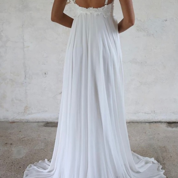 White A line wedding dress. Never worn because it didn’t arrive in time! - Picture 2 of 4